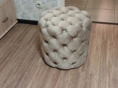 Класичний круглий пуф з декоративними ґудзиками