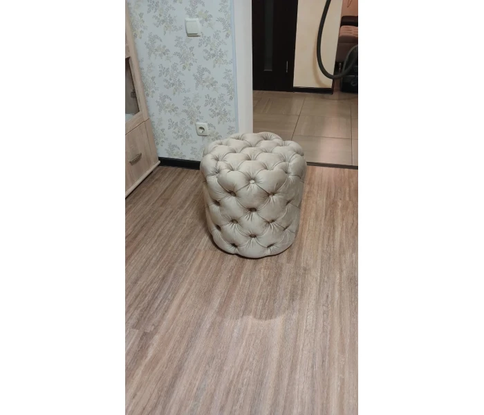 Класичний круглий пуф з декоративними ґудзиками