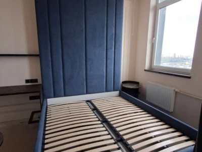 М'яка панель-узголів'я з вертикальним дизайном та корпус ліжка у велюрі