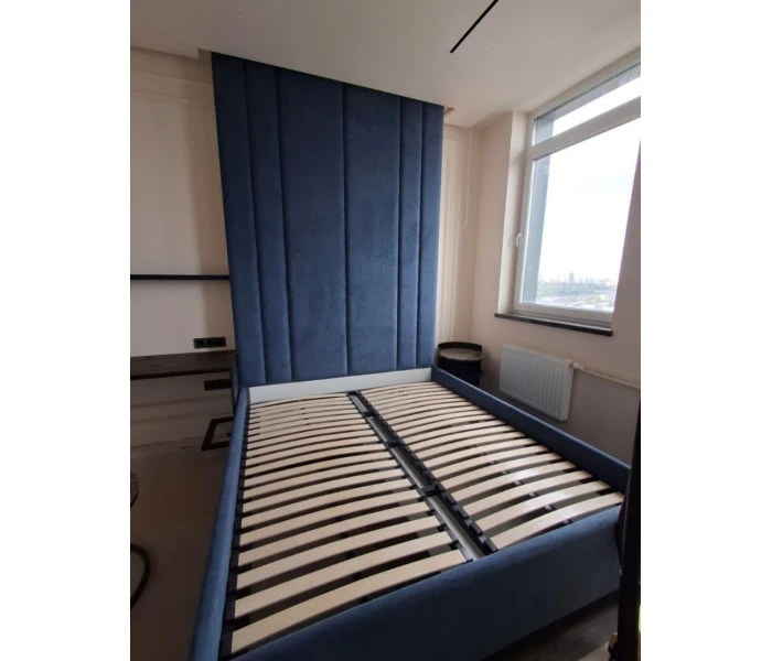 М'яка панель-узголів'я з вертикальним дизайном та корпус ліжка у велюрі