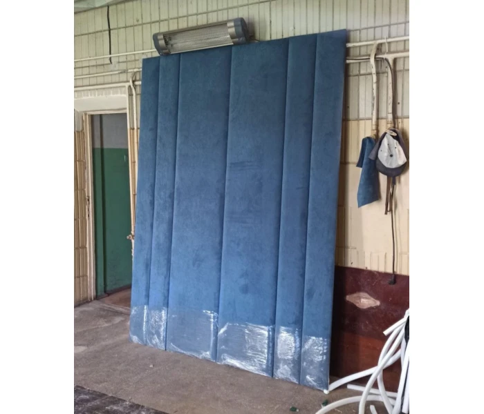 М'яка панель-узголів'я з вертикальним дизайном та корпус ліжка у велюрі