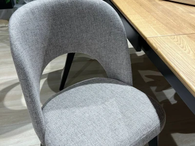 Обідній стілець сірий з ергономічною вигнутою спинкою