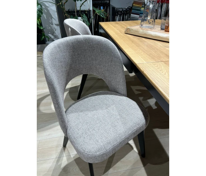 Обідній стілець сірий з ергономічною вигнутою спинкою