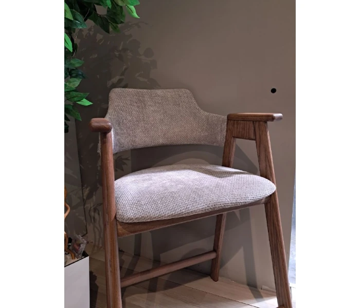 Високий дерев'яний стілець з м'яким сидінням та спинкою