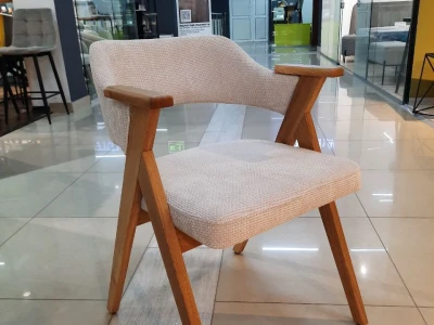 Стілець з м'яким сидінням та дерев'яними підлокітниками