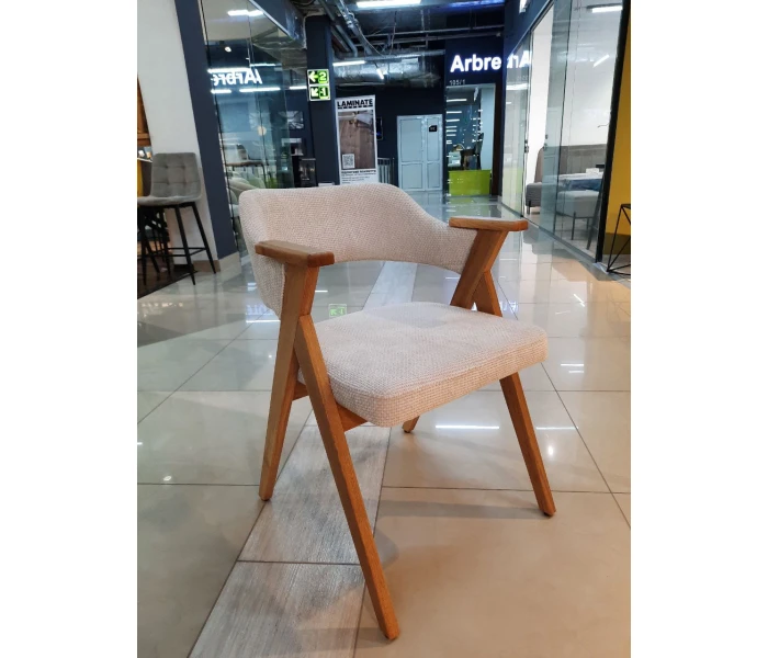 Стілець з м'яким сидінням та дерев'яними підлокітниками