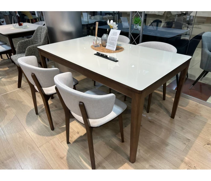 Обідній стілець з напівкруглою спинкою на високих дерев'яних ніжках