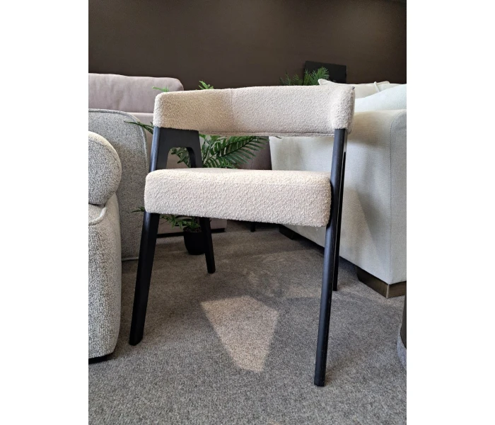 Стілець з масивним каркасом і підлокітниками