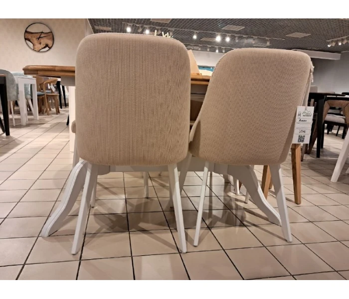 Стілець з білими ніжками та ергономічним сидінням