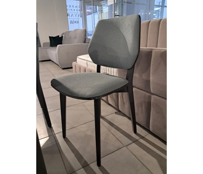 Сучасний обідній стілець з вигнутою спинкою та м'якою оббивкою