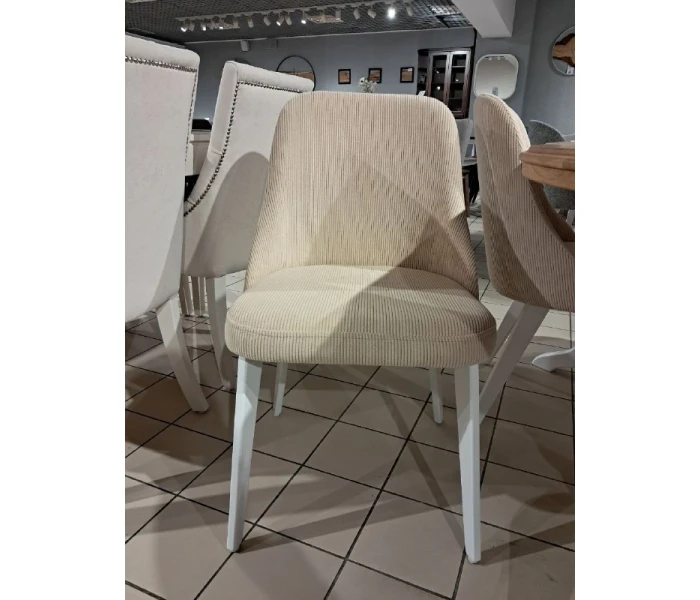 Стілець з білими ніжками та ергономічним сидінням