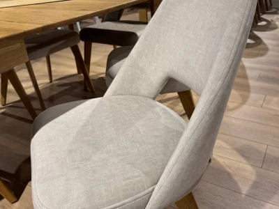 М’який обідній стілець із вирізом у спинці та дерев’яними ніжками