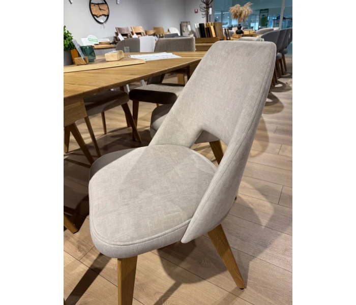 Мягкий обеденный стул с вырезом в спинке и деревянными ножками