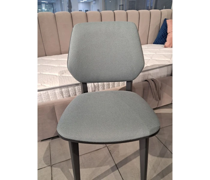 Сучасний обідній стілець з вигнутою спинкою та м'якою оббивкою