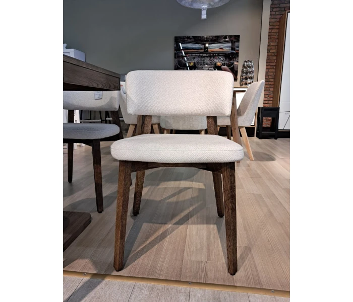 Стілець із контрастним поєднанням світлої оббивки та темних ніжок