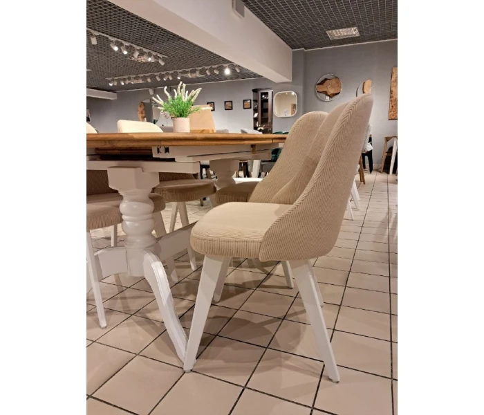 Стілець з білими ніжками та ергономічним сидінням