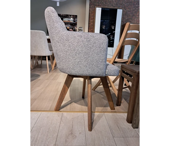 Стілець з підлокітниками на дерев'яних ніжках