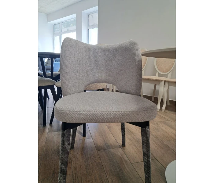 Стілець з фігурним вирізом на спинці