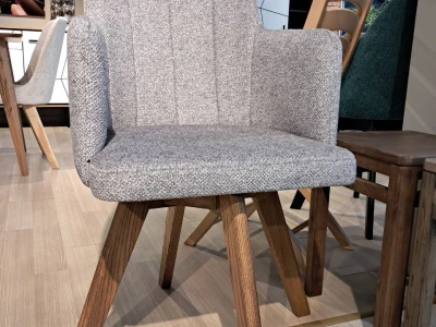 Стілець з підлокітниками на дерев'яних ніжках