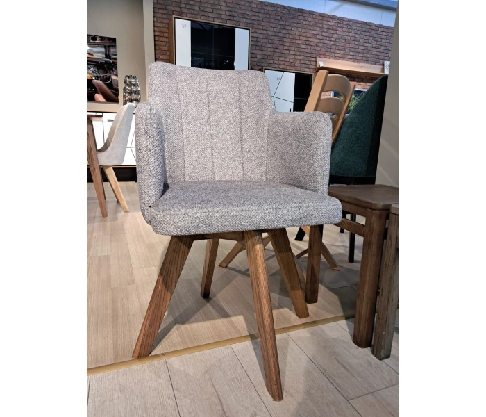 Стілець з підлокітниками на дерев'яних ніжках