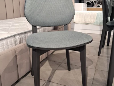 Сучасний обідній стілець з вигнутою спинкою та м'якою оббивкою