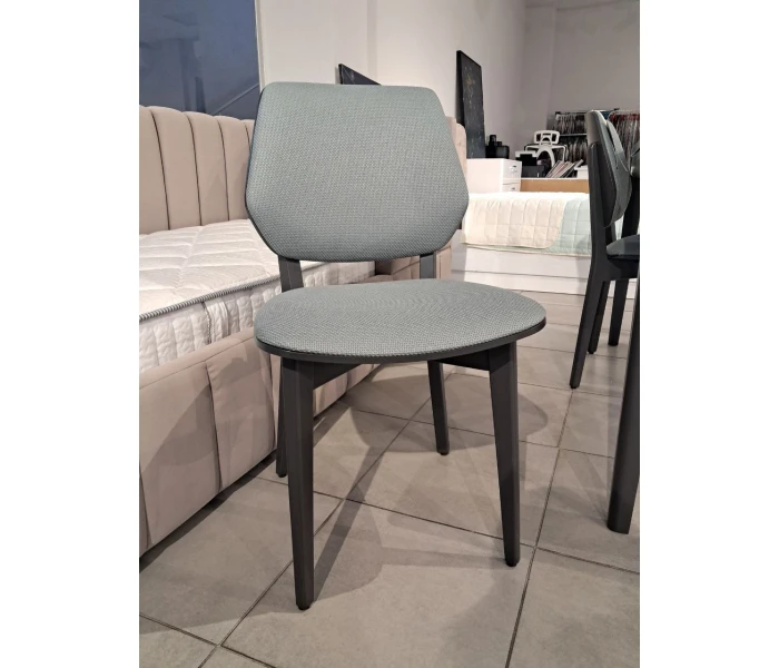 Сучасний обідній стілець з вигнутою спинкою та м'якою оббивкою