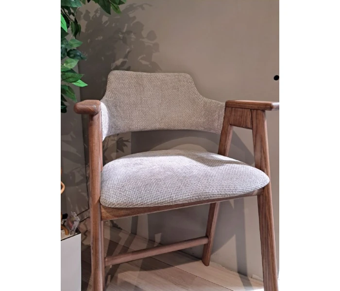 Високий дерев'яний стілець з м'яким сидінням та спинкою