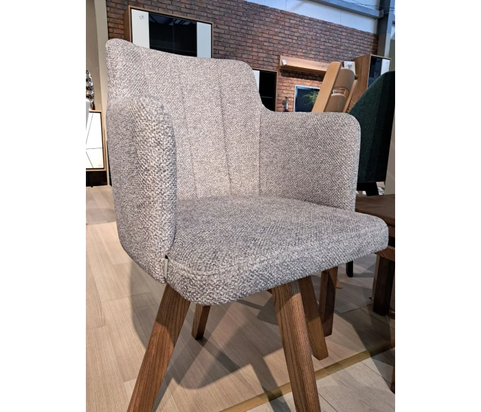 Стілець з підлокітниками на дерев'яних ніжках