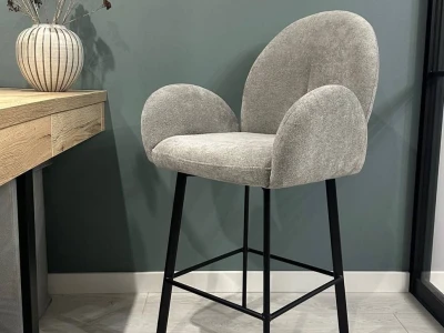 Барний стілець сірого кольору з округлою спинкою.
