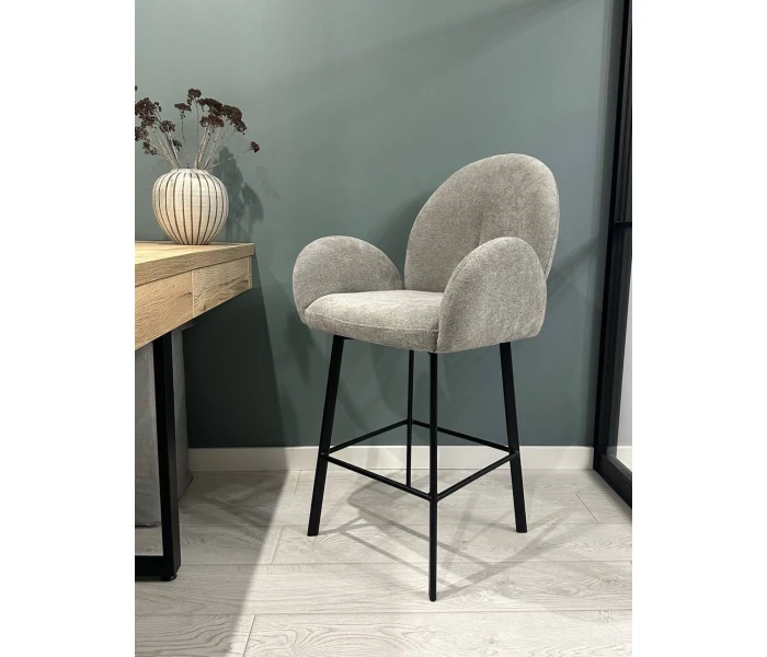 Барний стілець сірого кольору з округлою спинкою.