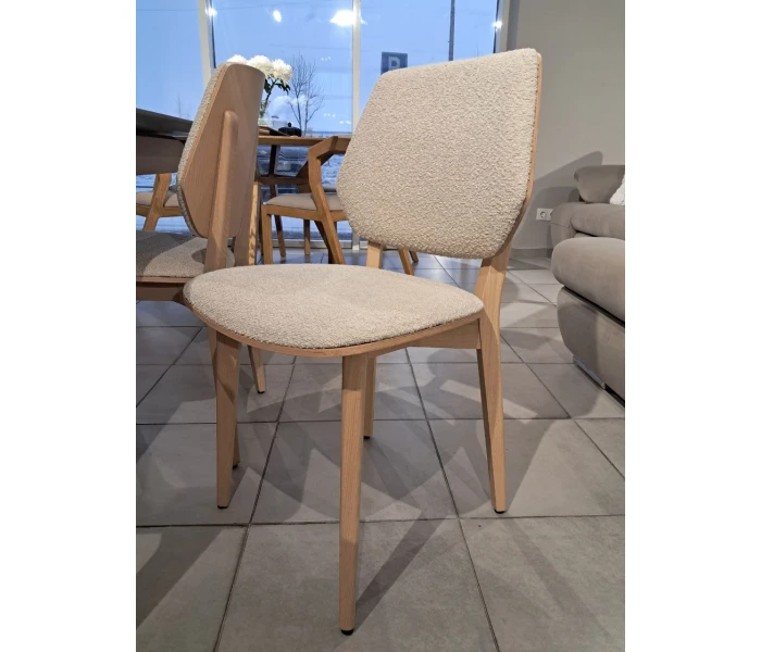 Стілець з фігурною спинкою та м'яким сидінням