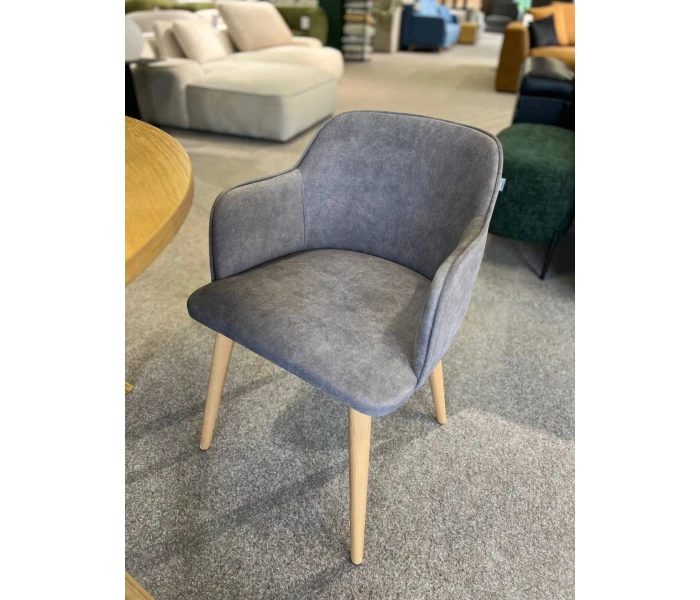 Стілець-крісло з підлокітниками та закругленою спинкою