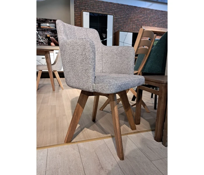 Стілець з підлокітниками на дерев'яних ніжках