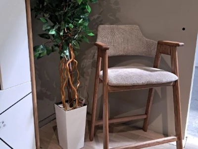 Високий дерев'яний стілець з м'яким сидінням та спинкою