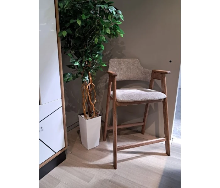 Високий дерев'яний стілець з м'яким сидінням та спинкою