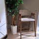 Високий дерев'яний стілець з м'яким сидінням та спинкою