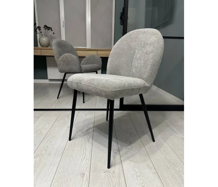 Барний стілець сірого кольору з округлою спинкою.