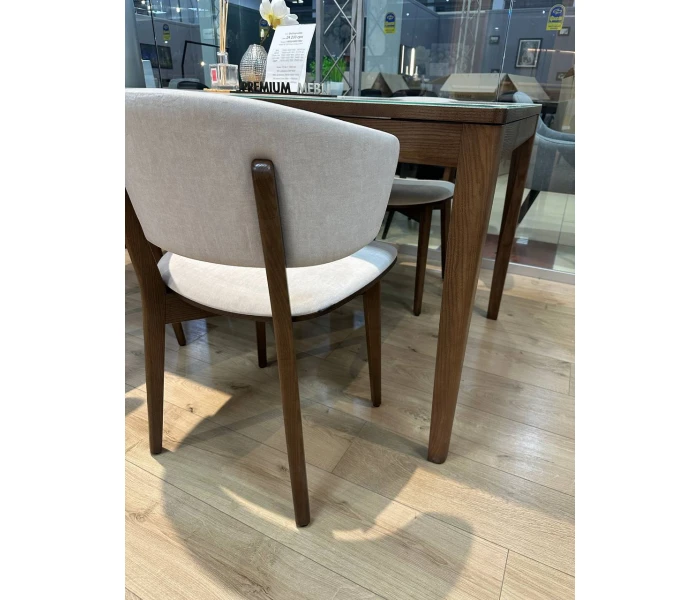 Обідній стілець з напівкруглою спинкою на високих дерев'яних ніжках