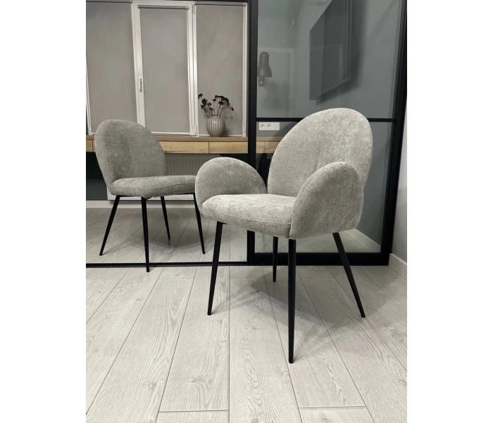 Барний стілець сірого кольору з округлою спинкою.