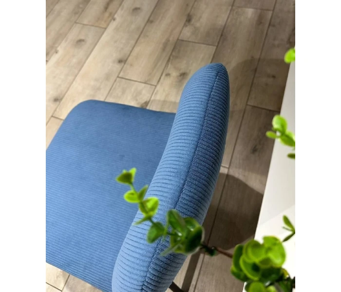 Обідній стілець на тонких металевих ніжках