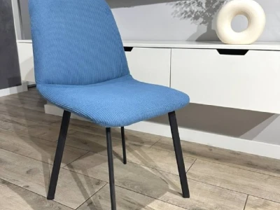 Обідній стілець на тонких металевих ніжках