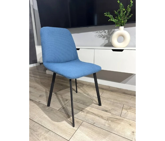 Обідній стілець на тонких металевих ніжках