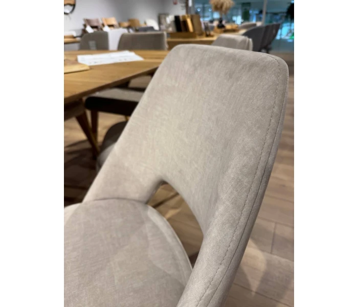 Мягкий обеденный стул с вырезом в спинке и деревянными ножками