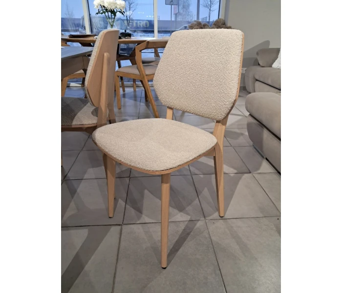 Стілець з фігурною спинкою та м'яким сидінням