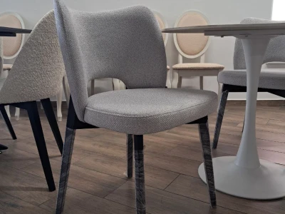 Стілець з фігурним вирізом на спинці