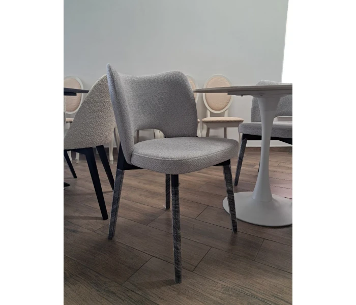 Стілець з фігурним вирізом на спинці