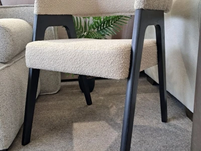 Стілець з масивним каркасом і підлокітниками