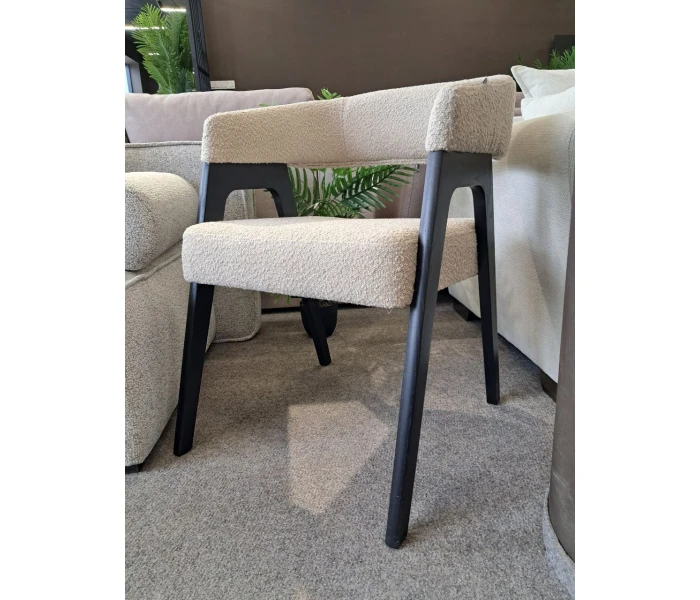 Стілець з масивним каркасом і підлокітниками