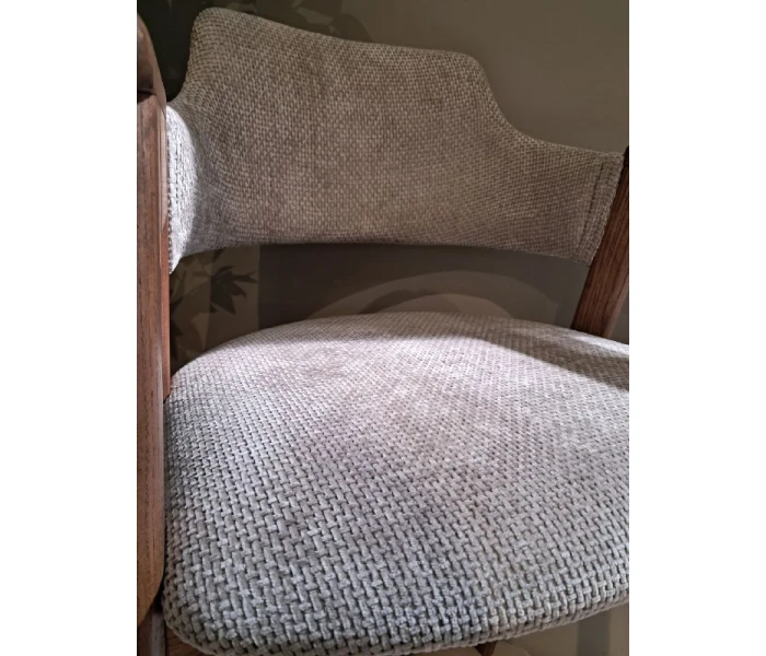 Високий дерев'яний стілець з м'яким сидінням та спинкою