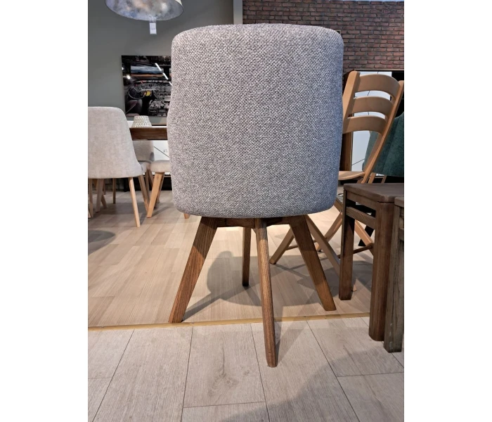 Стілець з підлокітниками на дерев'яних ніжках